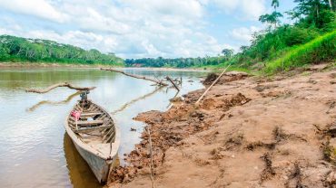 SAILING ALONG THE TAMBOPATA RIVER